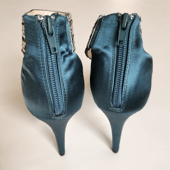 Live from the Red Carpet Heels - Picture 6 of 9